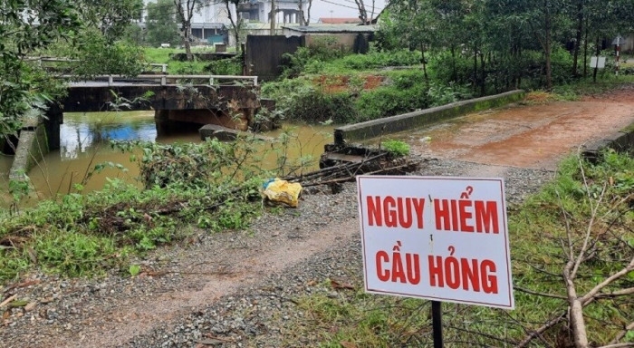 Cầu An Lạc (xã Hải Phú, huyện Hải Lăng) đã được cắm biển cảnh báo cho người và phương tiện qua cầu