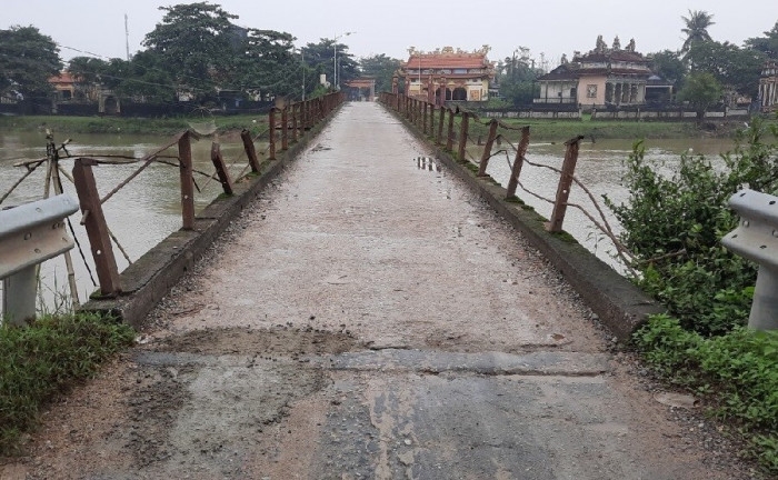 Cầu Nhi bắc qua sông Ô Giang được báo Dân tộc và Phát triển thông tin trong bài trước đã được gia cố phần mặt cầu