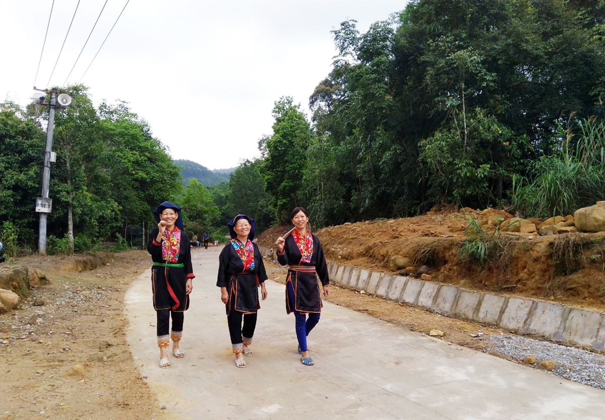 Con đường được đầu tư từ Chương trình 135 tại xã Kỳ Thượng, Hạ Long giúp người dân phát triển kinh tế, thoát nghèo