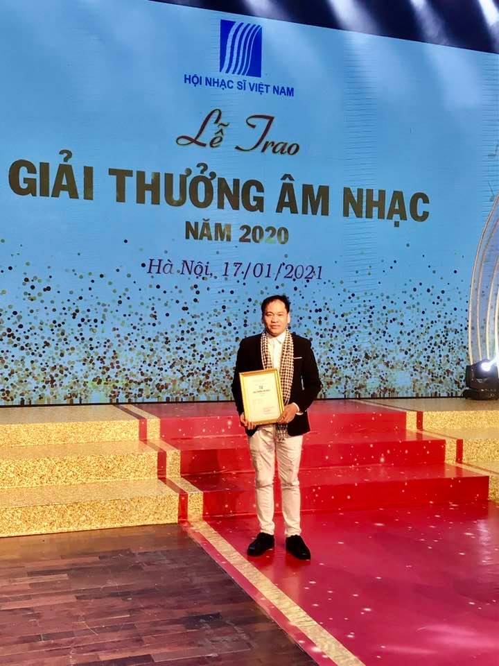 Nhạc sĩ Trầm Tích nhận giải thưởng của Hội Nhạc sĩ Việt Nam năm 2020