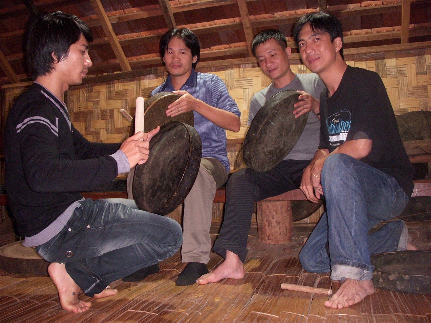 Nhạc sĩ Trầm Tích (thứ hai từ trái qua) trong một lần đi điền dã tại buôn Ea Bông (Đắk Lắk)