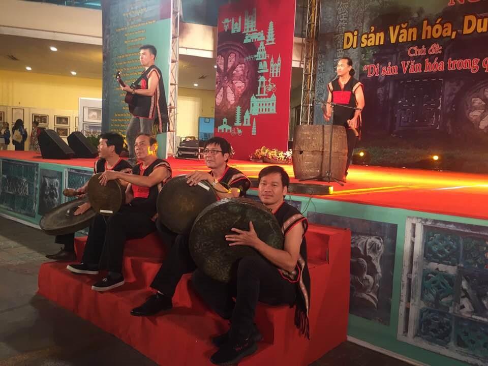 Nhạc sĩ Trầm Tích (ngoài cùng bên phải) tham gia biểu diễn cồng chiêng tại Ngày hội Di sản Văn hóa du lịch Việt Nam năm 2019 