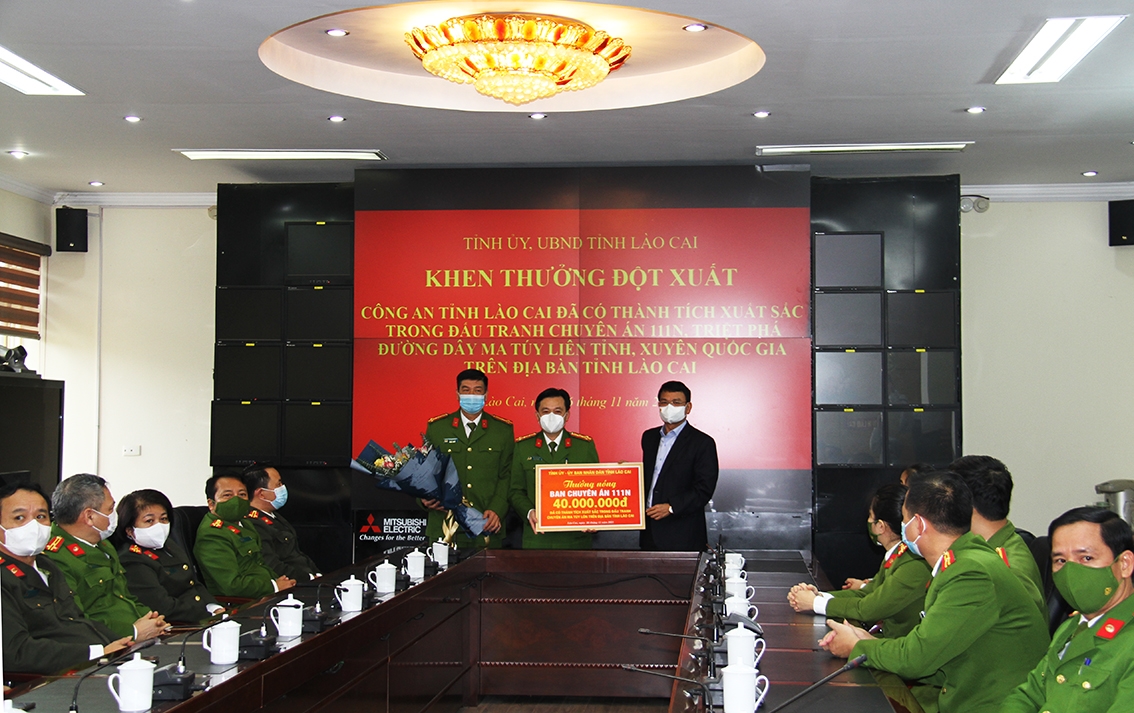 Ông Đặng Xuân Phòng, Bí thư tỉnh ủy Lào Cai khen thưởng lực lượng tham gia phá án