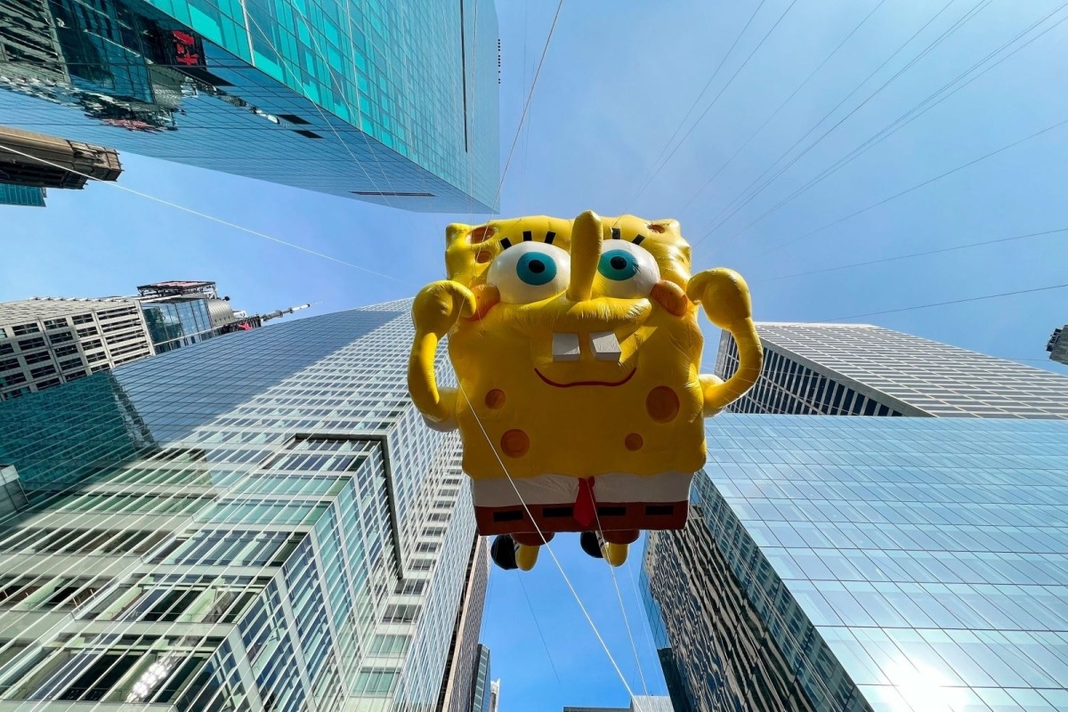 Khinh khí cầu SpongeBob trong đoàn diễu hành Macy bay trên đại lộ số 6 ở New York ngày 25/11. Ảnh: AP