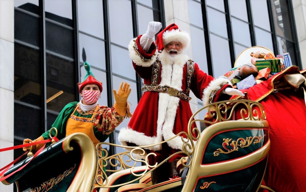 Ông già Noel trong đoàn diễu hành Macy vẫy tay chào khán giả. Ảnh: Reuters