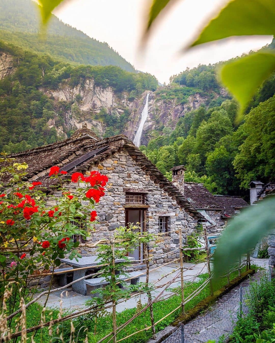 Những ngôi làng bằng đá tại vùng núi Thụy Sĩ | Báo Dân tộc và Phát triển