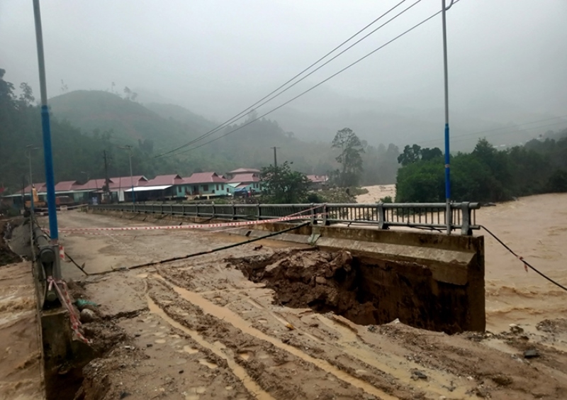  Cầu bê-tông sông Leng vào khu dân cư Bằng La bị xói lở