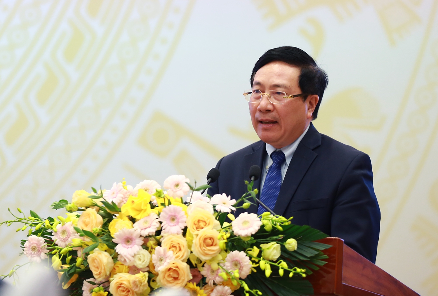 Phó Thủ tướng Thường trực Phạm Bình Minh nhấn mạnh yêu cầu đổi mới mạnh mẽ tư duy trong xây dựng, hoàn thiện thể chế - Ảnh: VGP/Hải Minh
