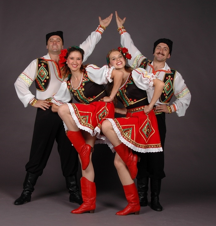 Người Nga thường nhảy múa trong đêm giáng sinh. Ảnh: Barynya
