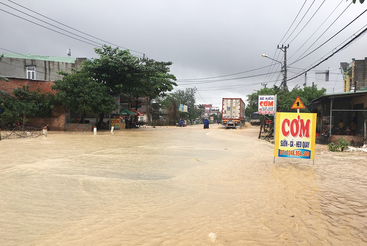 Mưa lũ gây ngập lụt Quốc lộ 1A đoạn qua phường Bùi Thị Xuân, TP. Quy Nhơn (Bình Định)