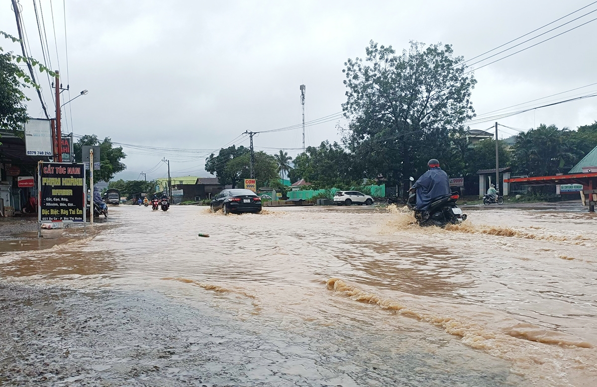 Mưa lũ làm nhiều tuyến đường trên địa bàn huyện Tuy Phước (Bình Định) bị ngập sâu, giao thông chia cắt