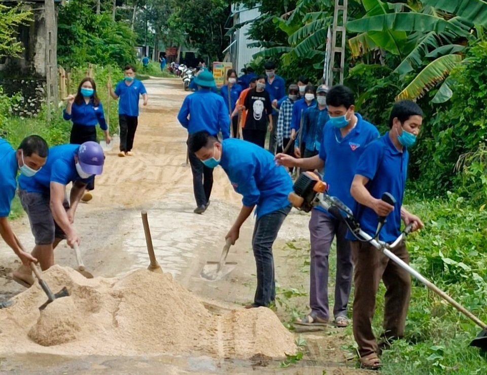 Tuổi trẻ bản Minh Tiến sửa chữa đường sá và dọn vệ sinh thôn bản