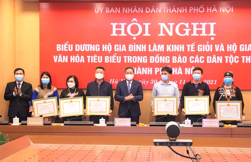 Ông Lê Hồng Sơn, Phó Chủ tịch Thường trực UBND TP. Hà Nội tặng Bằng khen của Chủ tịch UBND Thành phố cho các hộ gia đình tiêu biểu.