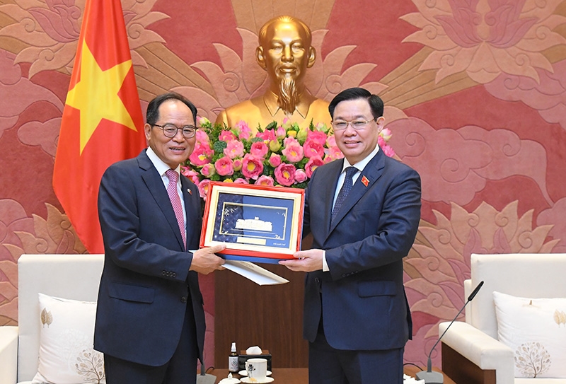 Chủ tịch Quốc hội Vương Đình Huệ tặng quà lưu niệm cho Đại sứ Hàn Quốc tại Việt Nam Park Noh-Wan