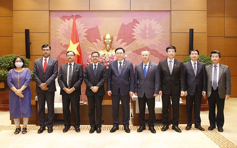 Chủ tịch Quốc hội Vương Đình Huệ cùng các đại biểu chụp ảnh lưu niệm với Đại sứ Ấn Độ tại Việt Nam Pranay Verma