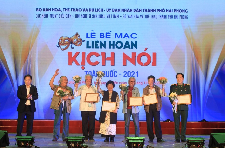 PGS.TS Tạ Quang Đông, Thứ trưởng Bộ VHTTDL trao Huy chương Vàng cho các vở diễn