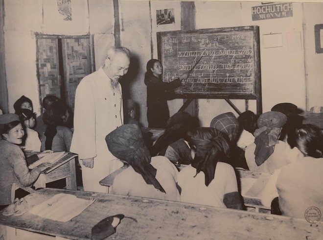 Chủ tịch Hồ Chí Minh thăm lớp học của công nhân nhà máy ô tô 1-5 (Hà Nội), lá cờ đầu của phong trào bổ túc văn hóa ngành công nghiệp, ngày 19/12/1963. (Nguồn: Bảo tàng Hồ Chí Minh)