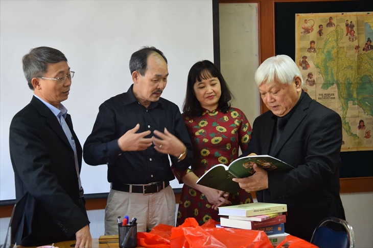 Tiến sĩ Vi An (thứ 2 từ trái sang) trao đổi với các đồng nghiệp về văn hóa dân tộc Thái, năm 2016. Ảnh: Nhân vật cung cấp