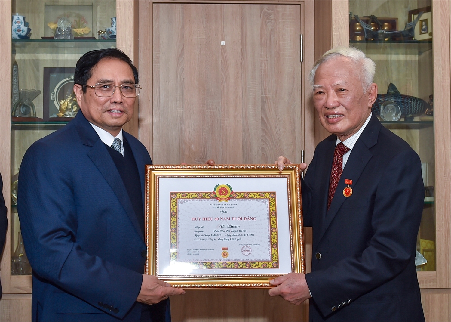 Thủ tướng Phạm Minh Chính trao Huy hiệu 60 năm tuổi Đảng tặng đồng chí Vũ Khoan - Ảnh: VGP/Nhật Bắc