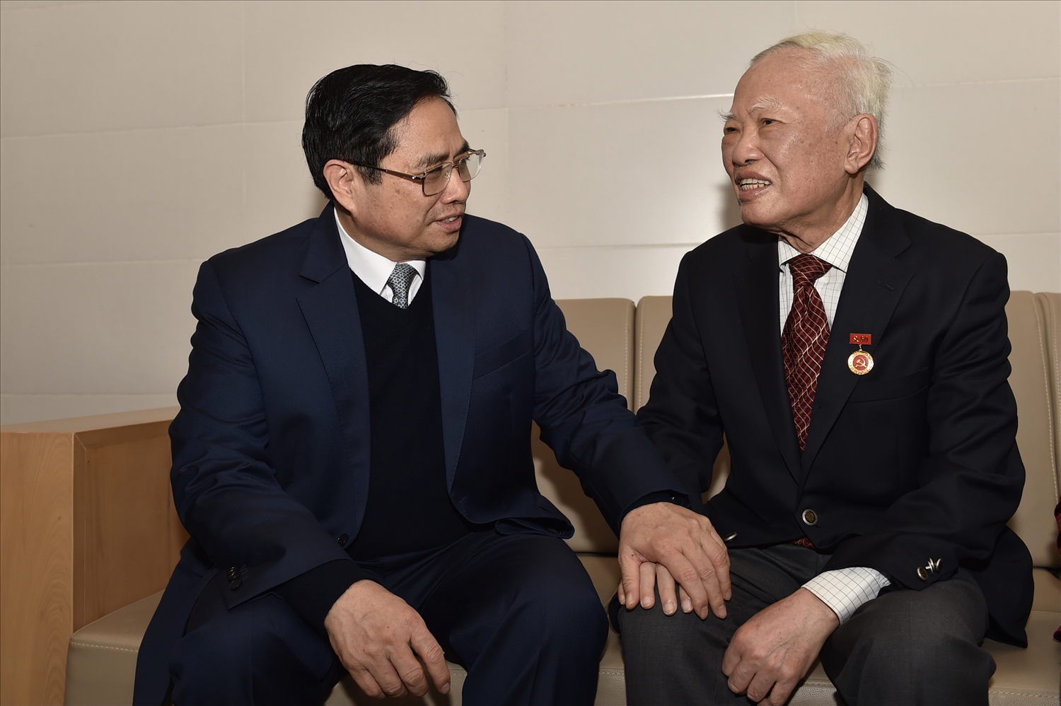 Thủ tướng Phạm Minh Chính ân cần thăm hỏi sức khỏe đồng chí Vũ Khoan và gia đình - Ảnh: VGP/Nhật Bắc
