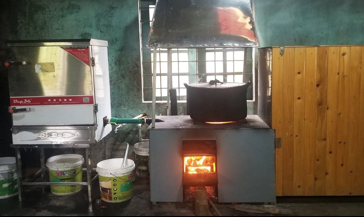 Hệ thống bếp đun đa năng được sử dụng tại Trường PTDT Bán trú THCS Nậm Đét