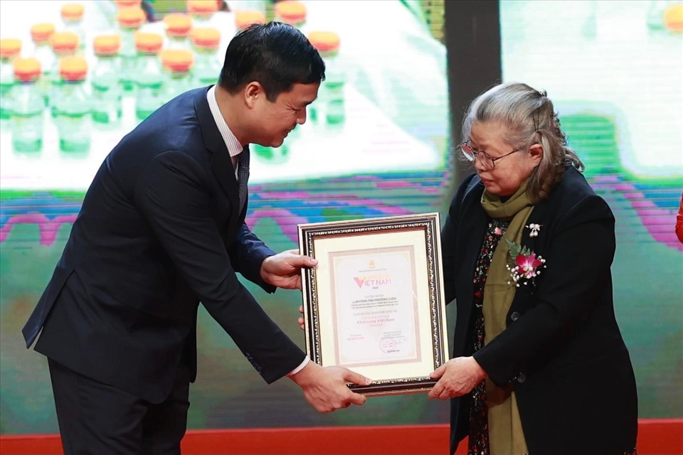 Bà Huỳnh Thị Phương Liên - chuyên gia cao cấp Công ty TNHH Một thành viên Vaccine và sinh phẩm số 01 (VABIOTECH), Bộ Y tế - được vinh danh trong chương trình.