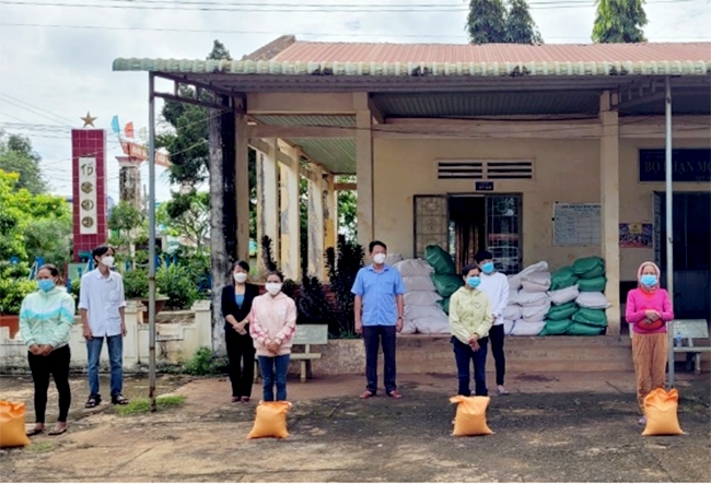 Đại diện Ban Dân tộc tỉnh Bình Phước trao nhu yếu phẩm cho người dân vùng đồng bào DTTS
