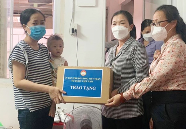 Phó Chủ tịch Ủy ban Trung ương MTTQ Việt Nam Trương Thị Ánh đi thăm và trao tặng sữa cho các em thiếu nhi tại Bệnh viện Nhi đồng 2 (TP. Hồ Chí Minh)