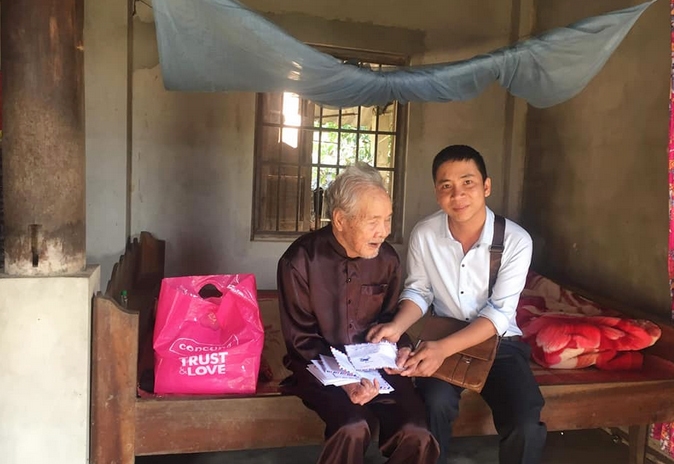 Anh Lê Văn Đinh trực tiếp đến thăm, trao quà cho một hoàn cảnh khó khăn. (Ảnh NVCC)