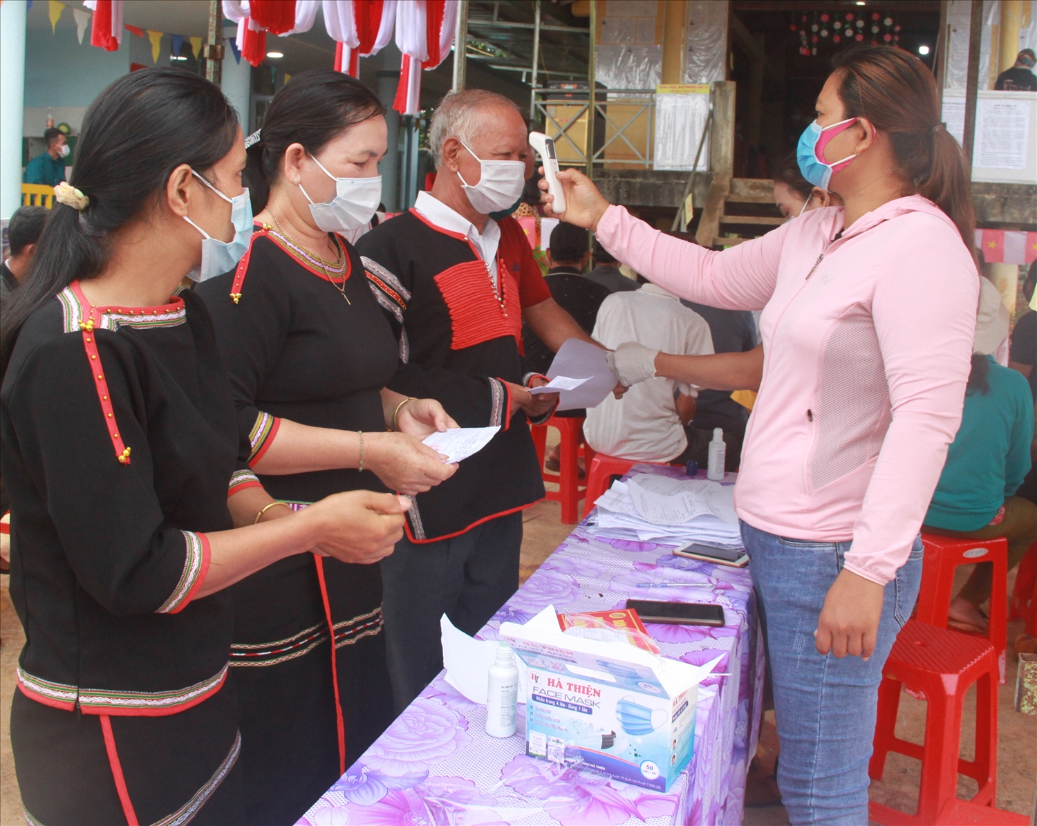 Người dân buôn Kna B mặc trang phục truyền thống trong ngày bầu cử.
