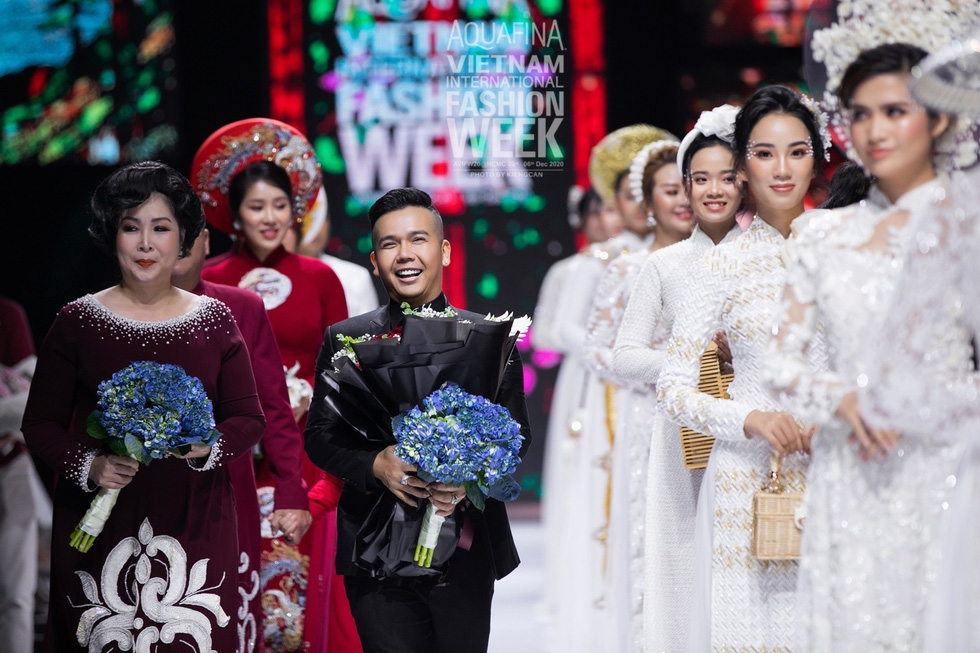 Nhà thiết kế Minh Châu với các người mẫu trên sàn diễn "Tuần lễ thời trang quốc tế Việt Nam"