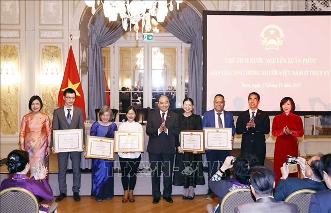 Chủ tịch nước Nguyễn Xuân Phúc chứng kiến lễ trao Bằng khen của Bộ Ngoại giao cho các cá nhân. Ảnh: Thống Nhất/TTXVN