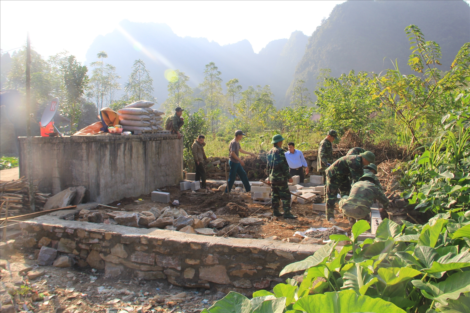 Bộ đội Biên phòng giúp người dân dựng nhà, ổn định cuộc sống.
