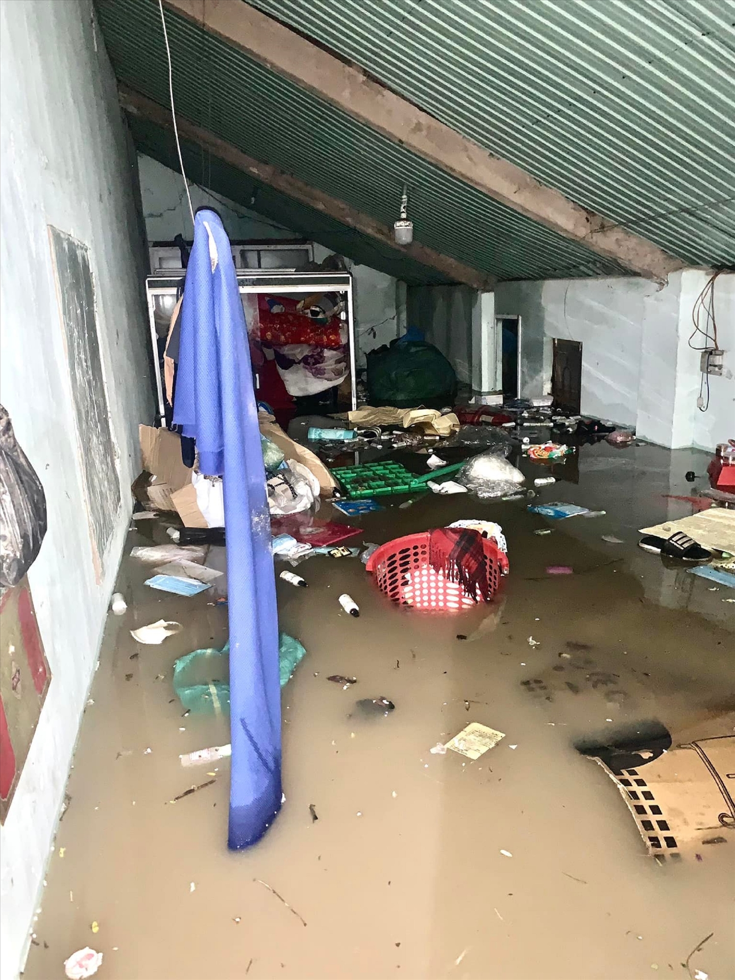  Hằng chục ngàn ngôi nhà trên địa bàn vùng thấp tỉnh Phú Yên bị ngập sâu trong nước (Ảnh chụp ngày 30/11/2021)