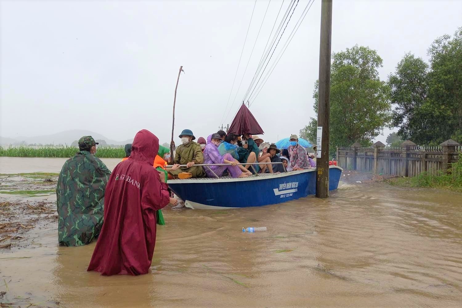 Người dân được lực lượng chức năng đưa lên thuyền đi đến Trung tâm văn hóa thể thao huyện Đồng Xuân tránh lụt