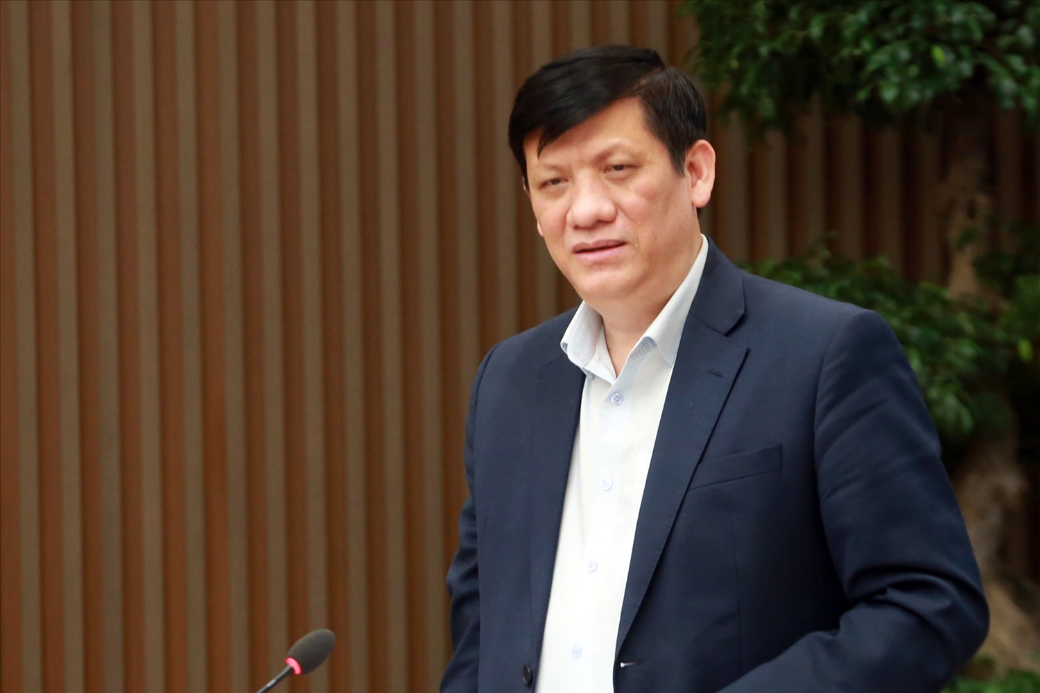 Bộ trưởng Bộ Y tế Nguyễn Thanh Long đề nghị các địa phương rà soát, đánh giá lại tất cả các khâu điều trị bệnh nhân COVID-19 như phân loại, năng lực hồi sức tích cực, oxy y tế, quản lý ca bệnh tại nhà… Ảnh: VGP/Đình Nam