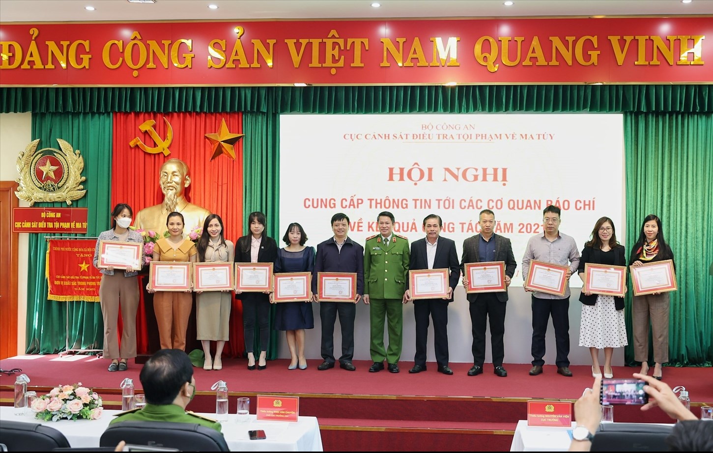 Thiếu tướng Nguyễn Văn Viện trao Giấy khen cho các lãnh đạo, phóng viên, biên tập viên có thành tích xuất sắc trong công tác tuyên truyền, phòng chống ma túy