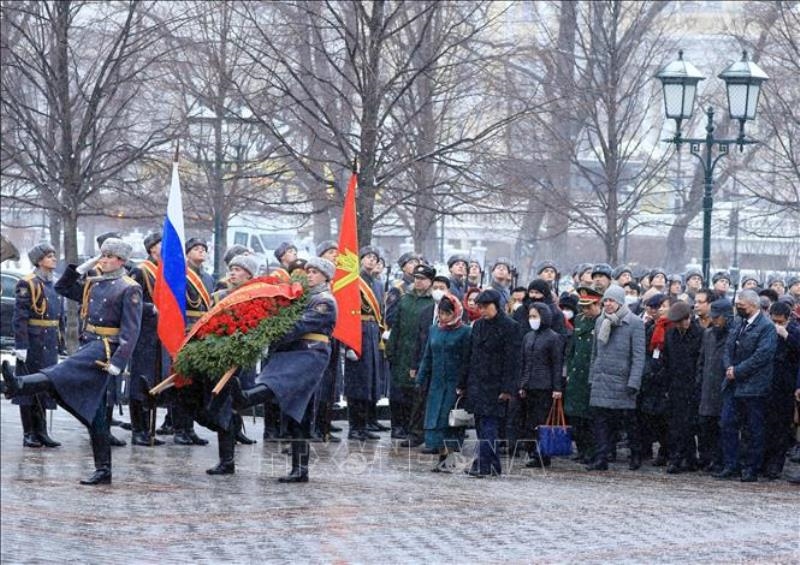 Chủ tịch nước Nguyễn Xuân Phúc và Phu nhân cùng Đoàn đại biểu cấp cao Việt Nam đặt vòng hoa tại Đài tưởng niệm các liệt sĩ vô danh tại Thủ đô Moscow. (Ảnh: Thống Nhất/TTXVN)