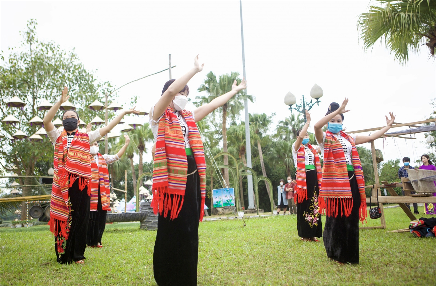 Các thiếu nữ dân tộc Thái trình diễn điệu múa truyền thống