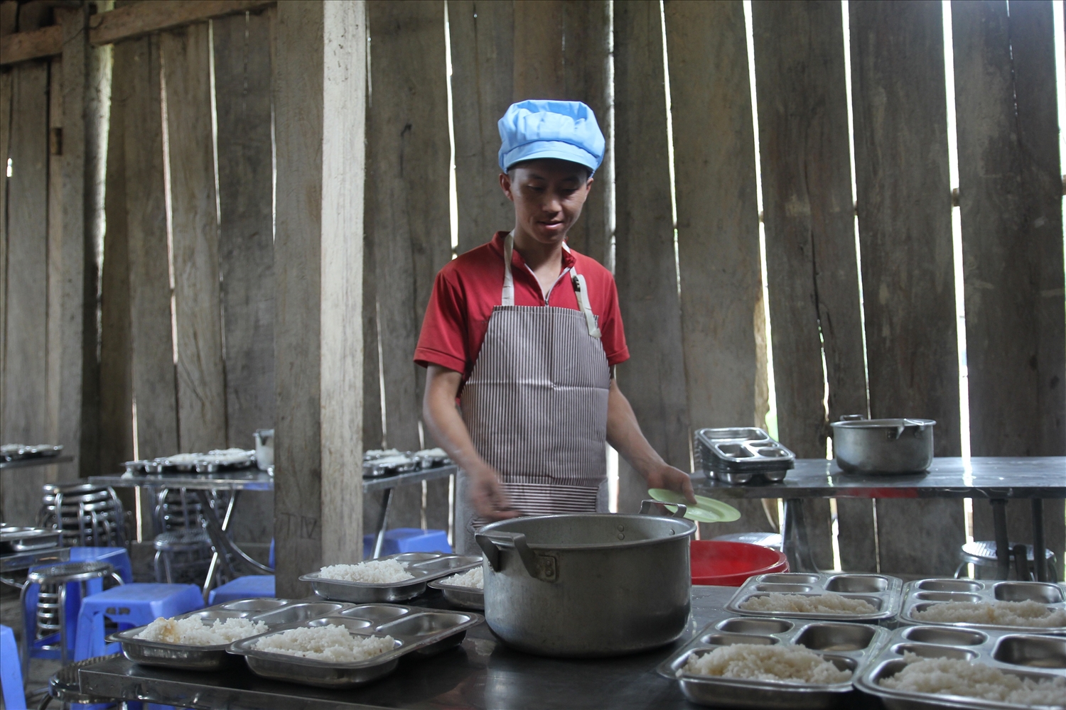 Ngoài dạy học, các thầy cũng là đầu bếp mang đến cho các em học sinh những bữa cơm nóng hổi