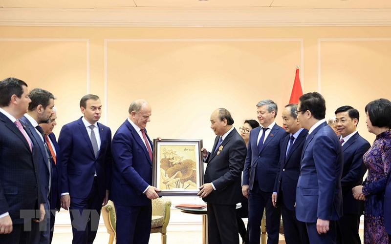Chủ tịch Đảng Cộng sản Liên bang Nga Ziuganov tặng Chủ tịch nước Nguyễn Xuân Phúc quà lưu niệm. (Ảnh: TTXVN)