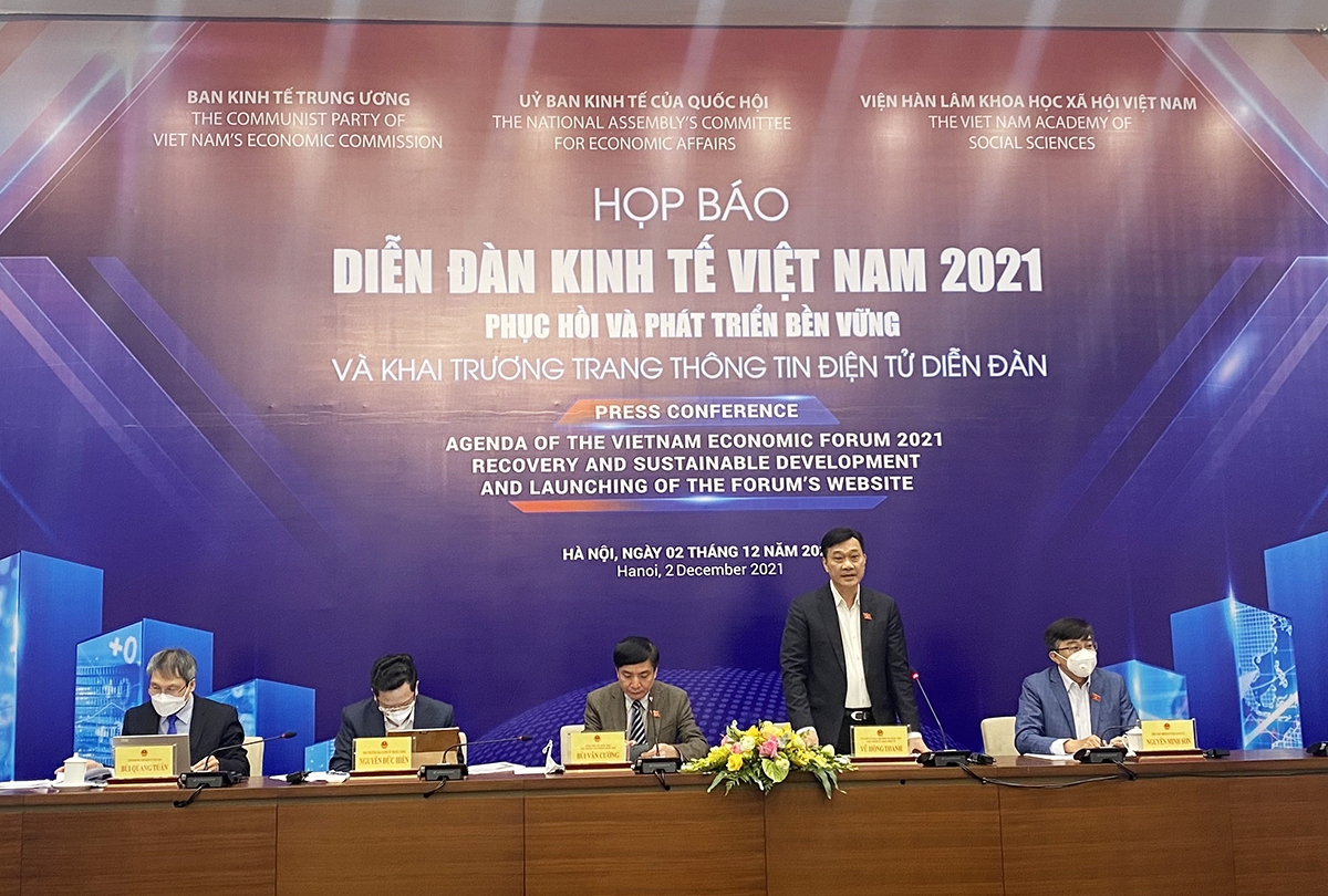 Chủ nhiệm Ủy ban Kinh tế của Quốc hội Vũ Hồng Thanh trả lời câu hỏi của các phóng viên tại họp báo