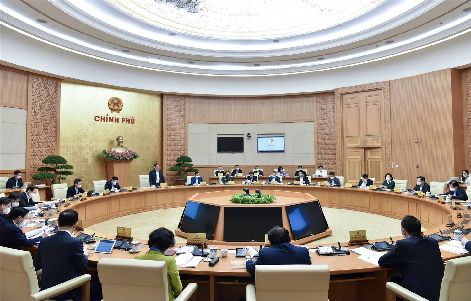 Tại phiên họp lần này, Chính phủ tập trung thảo luận về tình hình kinh tế-xã hội, đặc biệt là về công tác phòng chống dịch và phục hồi, phát triển kinh tế, các nhiệm vụ, giải pháp trong tháng 12/2021... Ảnh: VGP/Nhật Bắc