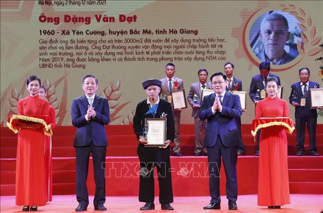 Chủ tịch Quốc hội Vương Đình Huệ trao tặng danh hiệu cho Nhóm các nông dân Việt Nam có thành tích xuất sắc trong lĩnh vực Phát minh, chuyển đổi số, xây dựng Nông thôn mới và bảo vệ ninh Tổ quốc. Ảnh: Doãn Tấn/TTXVN