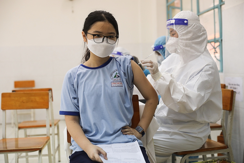 Tiêm vaccine cho trẻ tại trường THPT Lương Thế Vinh, quận 1, TP. HCM. Ảnh MH