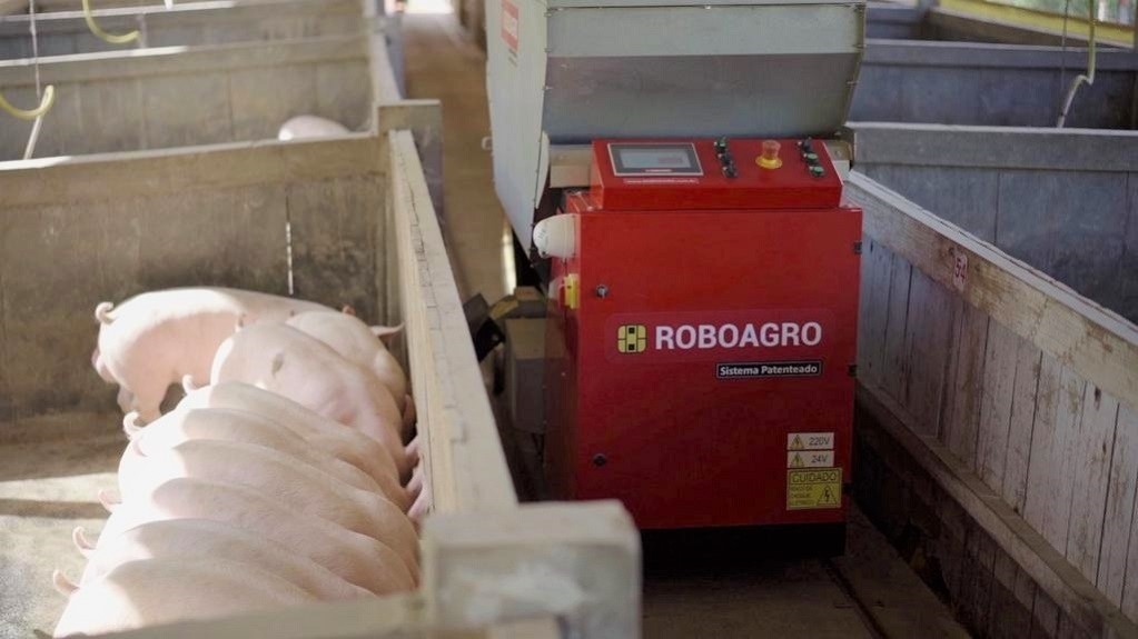 Robot của Roboagro sử dụng khay cấp rung, đổ lượng thức ăn chính xác cho gia súc trong chuồng mỗi bữa.