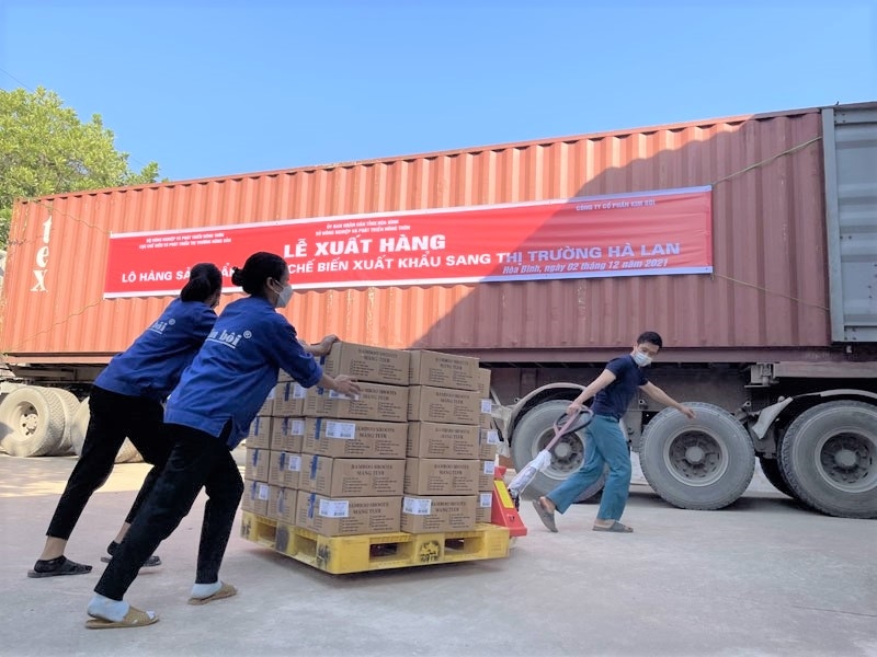 Công nhân của Công ty cổ phần Kim Bôi vận chuyển sản phẩm măng chế biến lên container để xuất khẩu sang Hà Lan