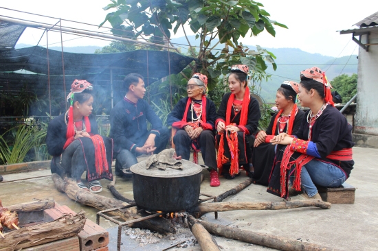 Nghệ nhân Triệu Thị Xinh (thứ 3 từ trái sang) truyền dạy hát đối đáp cho thế hệ trẻ trong làng