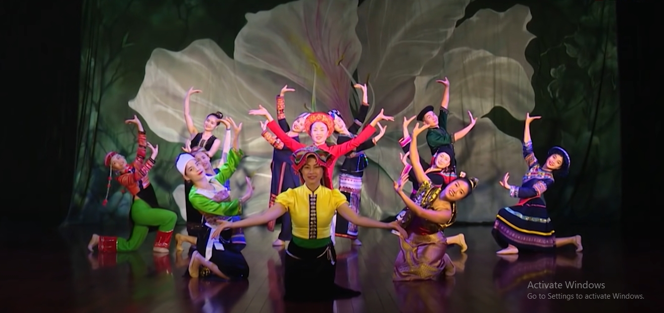 Hình ảnh các diễn viên Nhà hát Ca múa nhạc tỉnh Sơn La trình diễn “Vũ điệu kết đoàn” được đăng tải trên Youtube