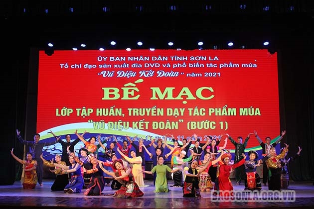 Buổi tập huấn, truyền dạy tác phẩm múa "Vũ điệu kết đoàn" cho 69 học viên là cán bộ, viên chức, hạt nhân văn nghệ đến từ 12 huyện, thành phố trong tỉnh Sơn La